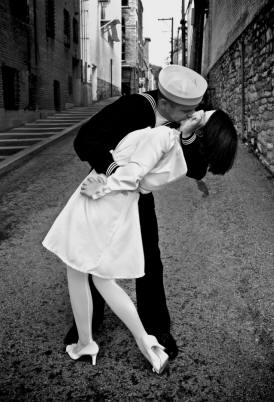 http://www.amesphotos.com/engagement_sessions/vj_day_kiss_engagement_photo_state_college.jpg